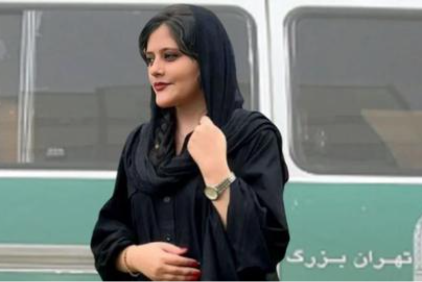 Perempuan Iran Bakar Jibab Sebagai Bentuk Protes atas Kematian Mahsa Amini 