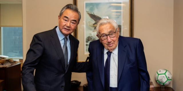 Pertemuan antara mantan Menteri Luar Negeri AS Henry Kissinger di New York dengan Menteri Luar Negeri China Wang Yi. FOTO/Net