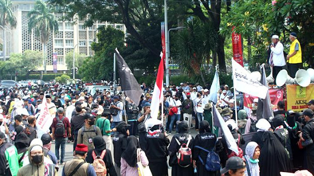 Pa 212 Dan Fpi Demo Depan Istana Tolak Kenaikan Bbm, Jokowi Ngantor Di Bogor