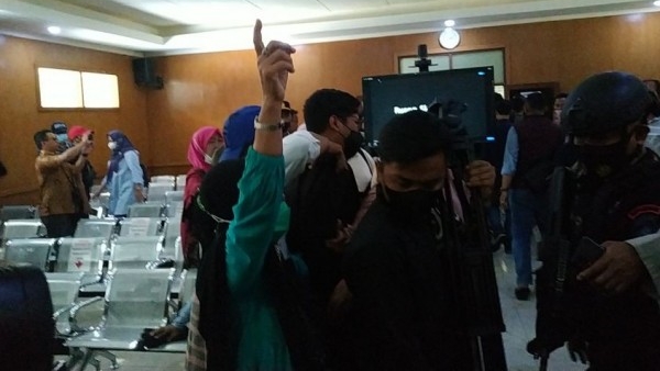 Sidang Ricuh Setelah Bupati Bogor Ade Yasin Divonis 4 Tahun Penjara: Jahanam!