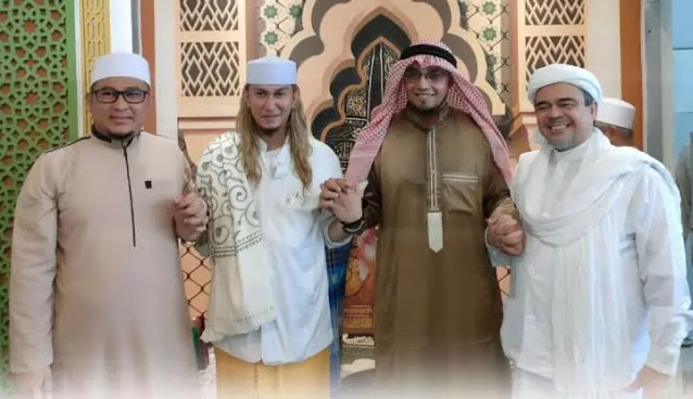 Penceramah Habib Bahar bin Smith langsung mengunjungi Habib Rizieq Shihab usai bebas dari penjara hari ini, Kamis (1/9/2022) di Markas Syariah Petamburan, Tanah Abang, Jakarta Pusat. FOTO/Tangkapan Layar