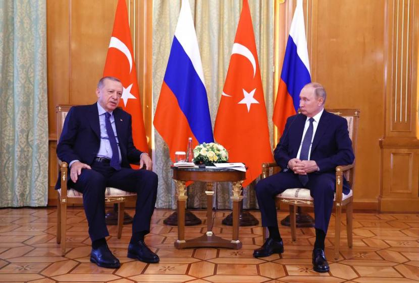 Presiden Rusia Vladimir Putin (kanan) berbincang dengan Presiden Turki Recep Tayyip Erdogan saat bertemu di Sochi, Rusia, 5 August 2022.  Erdogan mengungkapkan, Eropa menuai apa yang mereka tabur terkait krisis energi.