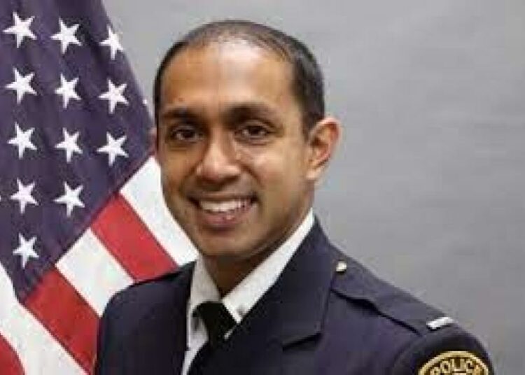 Fairfax County Tunjuk Petugas Polisi Penghubung Muslim Pertama