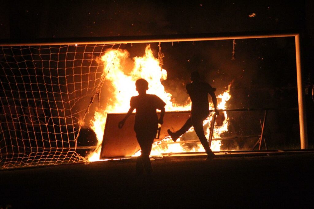 Listrik Padam Jelang Laga, Penonton Bakar Fasilitas Stadion