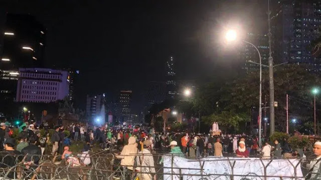 Massa Aksi Bela Rakyat Mau Terobos Barikade Menuju Istana, Polisi Kumandangkan Azan Magrib