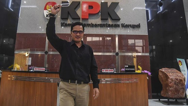 Eks Jubir KPK, Febri Diansyah saat ini sedang mempertimbangkan menjadi kuasa hukum tersangka pembunuhan Brigadir Yosua  Hutabarat (Brigadir J). Ia keluar dari gedung KPK setelah mengudurkan diri menjadi bagian dari Gedung Merah Putih. FOTO/Antara