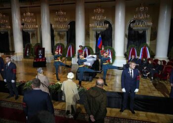 Para Pelayat Memberikan Penghormatan Terakhir Untuk Mikhail Gorbachev