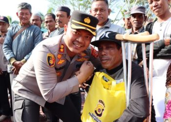Kapolres Aceh Barat Bersama Tukang Becak, Foto/Ist