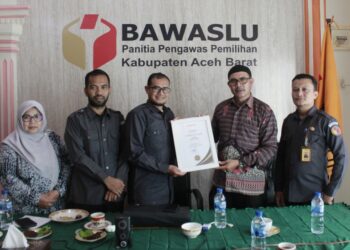 Ketua Bawaslu Aceh Barat Berserta Mantan Bawaslu Aceh, Foto/Ist
