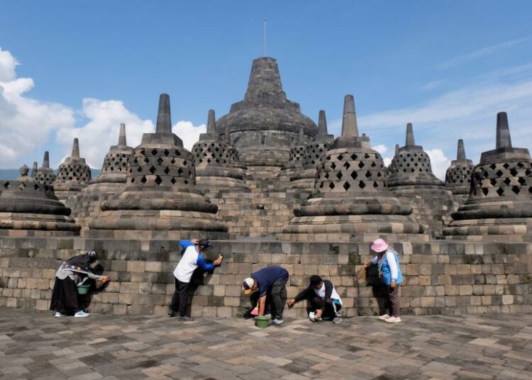 Bob Bantu Gerobak Sampah Dukung Kebersihan Di Kawasan Borobudur