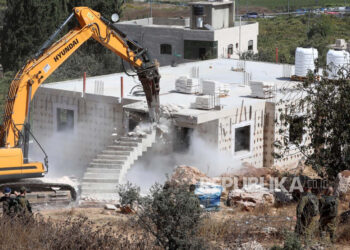 Tentara Israel berjaga-jaga saat buldoser militer menghancurkan sebuah rumah Palestina di kota Hebron, Tepi Barat. Qatar : Hak Berdaulat Palestina harus Dipastikan