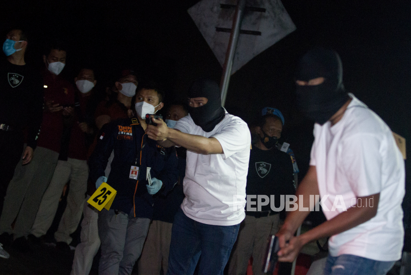 Sejumlah anggota tim penyidik Bareskrim Polri memperagakan adegan saat rekonstruksi kasus penembakan enam anggota laskar Front Pembela Islam (FPI) di Karawang, Jawa Barat, Senin (14/12/2020) dini hari.