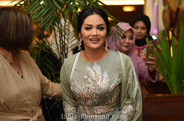 Krisdayanti ikut berduka atas insiden di Stadion Kanjuruhan. (Seno/tabloidbintang.com)