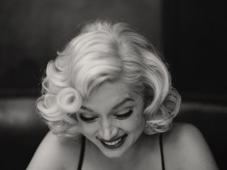Ana&amp;nbsp;de Armas memerankan Marilyn Monroe dalam serial Blonde di Netflix