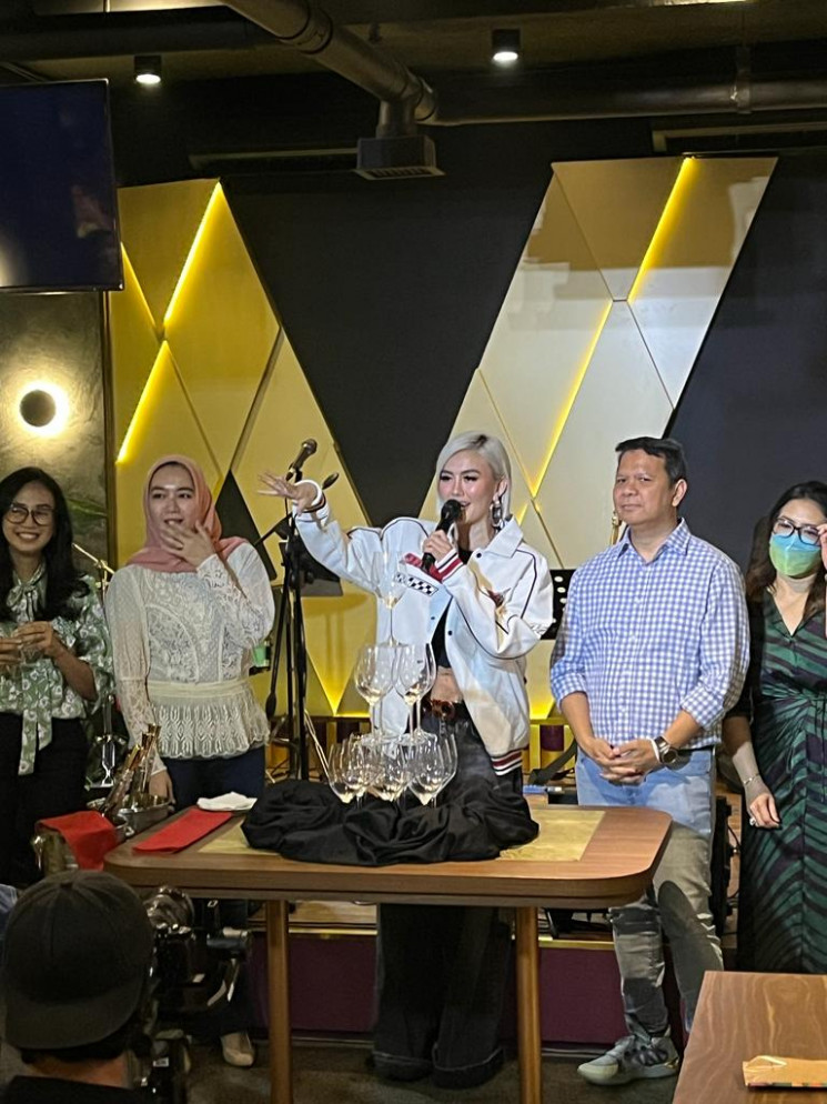 Agnez Mo saat meresmikan pembukaan Senovarti, Minggu (02/10)