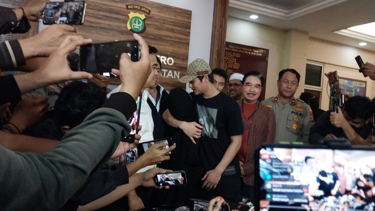 Rizky Billar peluk Lesti Kejora usai kasus KDRT yang melibatkan mereka berdua resmi dihentikan