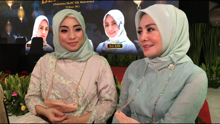 Siti KDI dan kakaknya, Cici Paramida