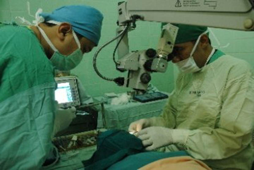 Seorang pasien menjalani operasi katarak (ilustrasi). Para dokter spesialis mata Arab Saudi gelar operasi katarak di Bangladesh