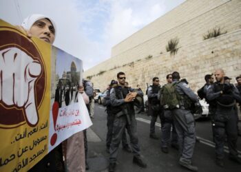 Seorang Wanita Warga Palestina Berunjuk Rasa Memprotes Peziarah Yahudi Yang Masuk Ke Dalam Komplek Masjid Al Aqsa Di Jerusalem, Rabu (15/10). Aktivis Palestina Minta Masyarakat Jaga Masjid Al Aqsa Dari Serangan Pemukim Yahudi (Reuters/Ammar Awad)