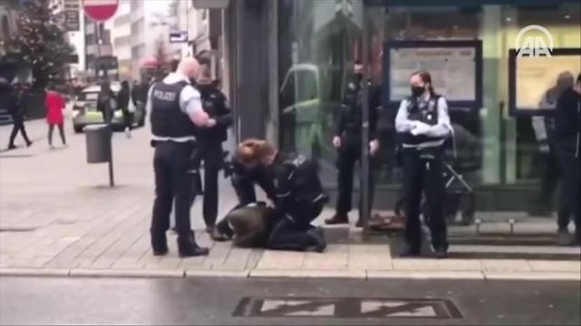 Sejumlah polisi di Jerman memborgol seorang wanita Muslim berjilbab yang pada saat itu tidak mengenakan masker. Dalam video, Muslimah tersebut berteriak minta tolong. Anggota Parlemen Turki: Rasialisme Agama di Eropa Capai Puncaknya