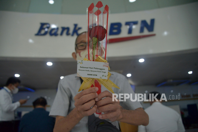 Nasabah  Bank BTN menunjukan bunga yang diberikan saat peringatan hari pelanggan. PT Bank Tabungan Negara (Persero) Tbk optimistis pertumbuhan kredit perumahan di Pekanbaru, Riau akan lebih tinggi dibanding tahun-tahun sebelumnya. Hal ini mengingat di Sumatera, Provinsi Riau khususnya Pekanbaru termasuk penyumbang kredit pemilikan rumah (KPR) terbesar. 