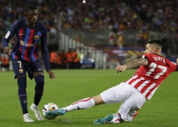 Ousmane Dembele (kiri) bintang Barcelona saat mengalahkan Athletic Bilbao 4-0 dalam lanjutan La Liga Spanyol.