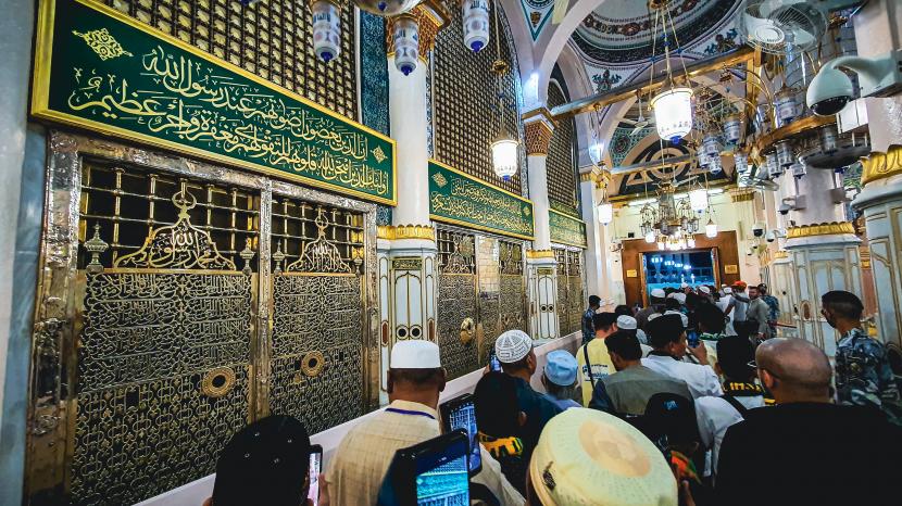 Pengunjung berziarah ke makam Nabi Muhammad SAW. Peringatan Maulid Nabi SAW di Mauritania dan negara Islam berlangsung meriah