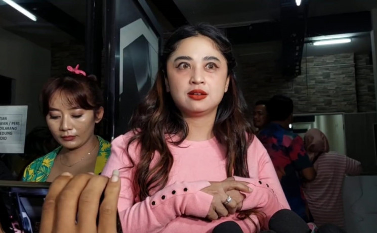 Dewi Perssik diserang penggemar Lesti Kejora dan Rizky Billar. (Ari/tabloidbintang.com)