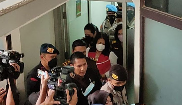 Putri Candrawathi menjadi salah satu terdakwa pembunuhan Brigadir J alias Nofriansyah Yosua Hutabarat yang telah disidang pada Senin (17/10/2022). FOTO/Net