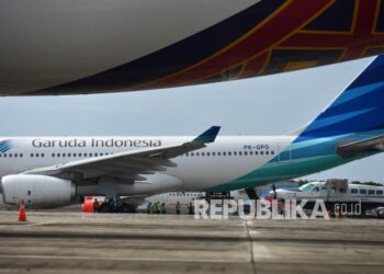 Pekerja membongkar muat kargo dari pesawat Garuda Indonesia setibanya di Bandara Internasional Sultan Iskandar Muda (SIM), Blang Bintang, Kabupaten Aceh Besar, Aceh, Sabtu (22/5/2021). (Ilustrasi)