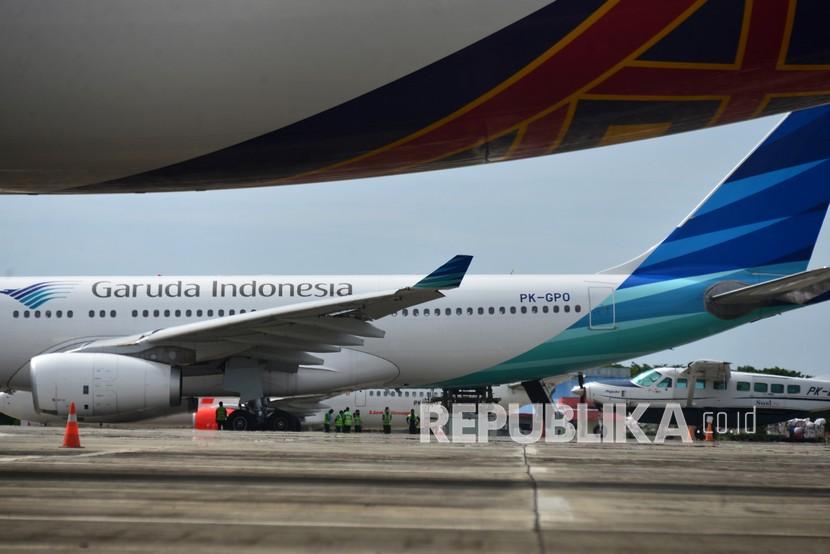 Pekerja membongkar muat kargo dari pesawat Garuda Indonesia setibanya di Bandara Internasional Sultan Iskandar Muda (SIM), Blang Bintang, Kabupaten Aceh Besar, Aceh, Sabtu (22/5/2021). (Ilustrasi)