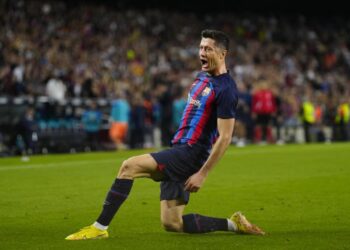 Penyerang Barcelona Robert Lewandowski berselebrasi usai merayakan gol.