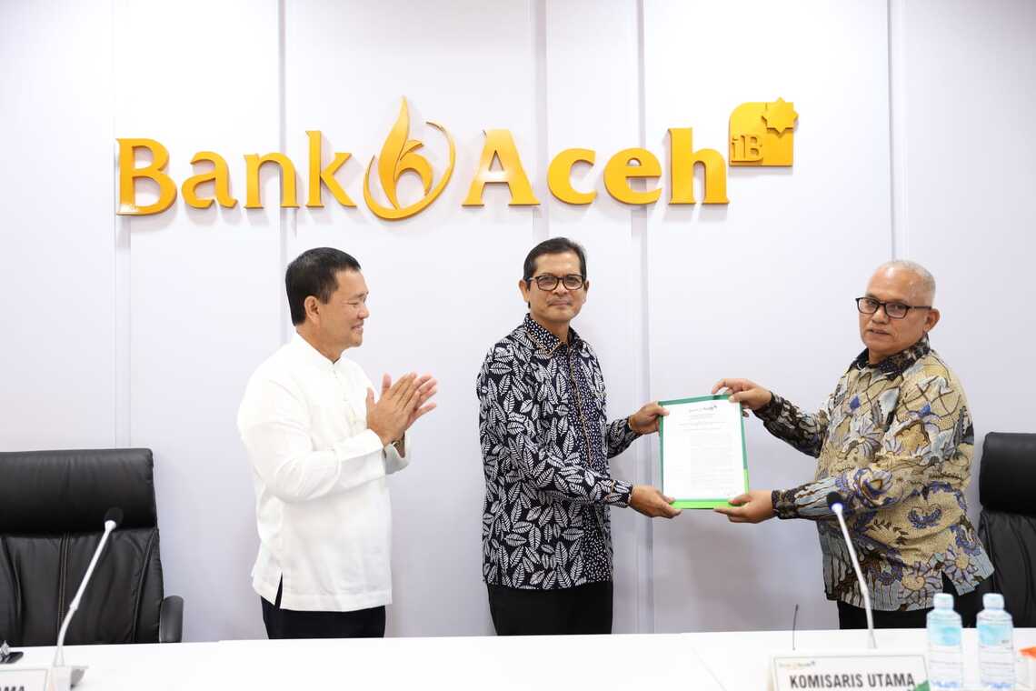 Direktur Utama Bank Aceh, Haizir Sulaiman (kiri), hari Senin (10/10/2022) kemarin mengakhiri masa tugasnya di Bank Aceh digantikan oleh Pelaksana Harian (PLH), Bob Rizaldi (tengah) dan serah terima jabatan tersebut didampingi salah satu komisaris Bank Aceh Syariah, Taqwallah (kanan). FOTO/Dok. Bank Aceh Syariah