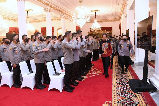Heboh Fadil Imran Teleponan Jelang Jokowi Beri Pengarahan, ini Penjelasan Istana