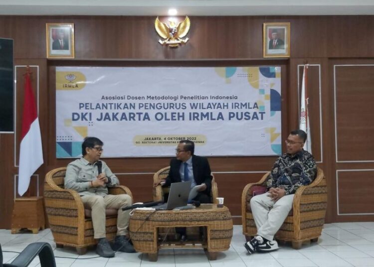 Diskusi di Sekretriat IRMLA DKI Jakarta, Kampus Universitas Krisnadwipayana (Unkris), Selasa (4/10/2022), yang dihadiri Prof Burhan Bungin, Dr. Ahmad Hermanto MM, dan Prof (HC) Suprayitno (dari kiri ke kanan).
