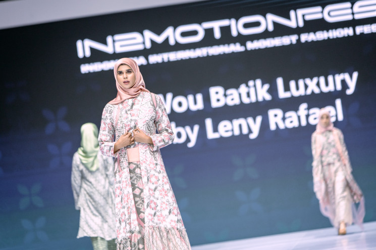Desainer Leny Rafael berkolaborasi dengan batik WOU Batik. (Istimewa)