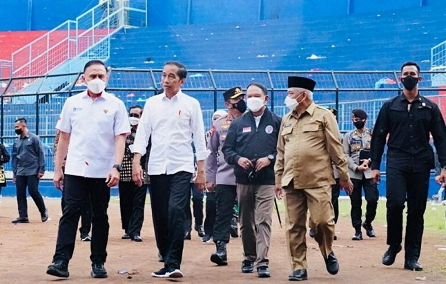 Jokowi Tinjau Stadion Kanjuruhan: Persepakbolaan Indonesia Perlu Evaluasi Total