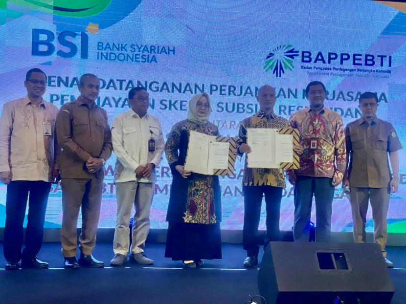 Direktur Retail Banking BSI Ngatari (lima dari kiri) dan Karo Bappebti Kementeri Perdagangan RI Widiastuti (empat dari kiri), Regional CEO 1 Aceh Wisnu Sunandar (kiri), Karo Perekonomian Setda Aceh Amirullah (dua dari kiri), Kepala Perwakilan Bank Indonesia Aceh Achris Sarwani (tiga dari kiri), Perwakilan OJK Aceh Ryan Novrian (enam dari kiri), Sekreatris Dinas Perindustrian dan Perdagangan Provinsi Aceh Diaz Furqan dalam penandatanganan kerja sama pembiayaan skema subsidi resi gudang di Aceh.