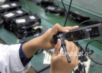 Kementerian Komunikasi Dan Informatika (Kemenkominfo) Mengatakan, Distribusi Set Top Box Atau Perangkat Tambahan Untuk Menikmati Siaran Tv Digital Di Jakarta, Bogor, Depok, Tangerang, Dan Bekasi Terus Berjalan Meski Analog Switch-Off (Aso) Di Wilayah Tersebut Ditunda.