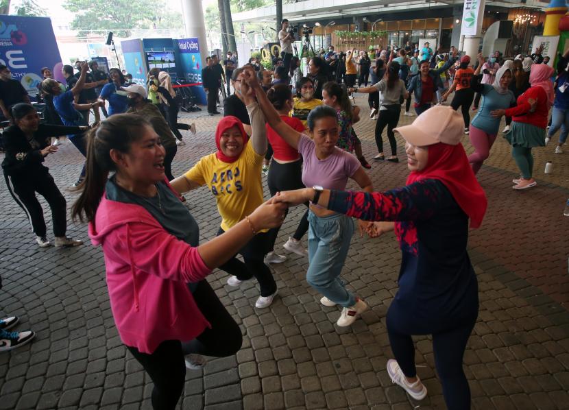 Pengunjung mengikuti senam bareng saat acara kampanye hidup sehat pascapandemi COVID-19 di Serpong, Tangerang, Banten, Sabtu (22/10/2022). Lakukan 7 Kebiasaan Ini untuk Kurangi Risiko Demensia