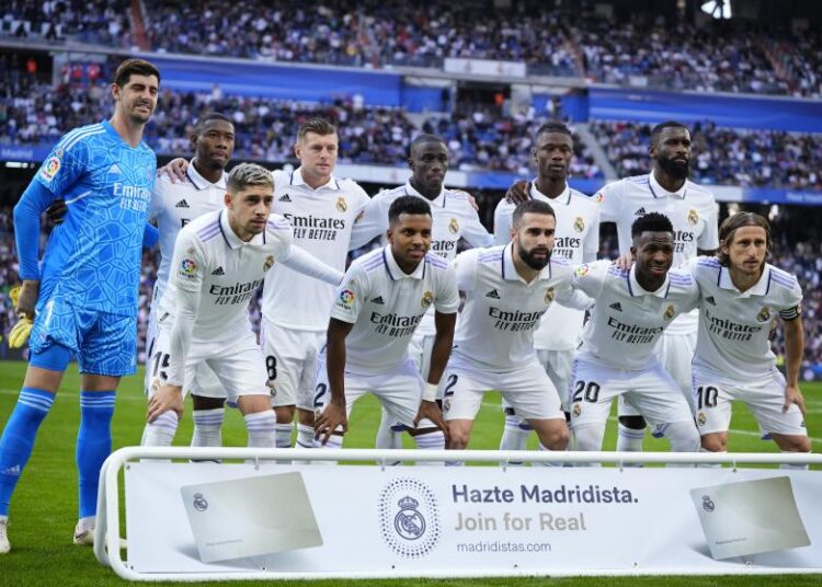 Para pemain tim Real Madrid berpose untuk foto sebelum pertandingan sepak bola La Liga Spanyol antara Real Madrid dan Girona di stadion Santiago Bernabeu di Madrid, Spanyol, Senin (31/10/2022)
