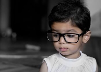 Anak Berkacamata. Risiko Rabun Jauh Pada Anak Bisa Dicegah Dengan Melakukan Aktivitas Di Luar Ruang Setidaknya 90 Menit Setiap Hari.