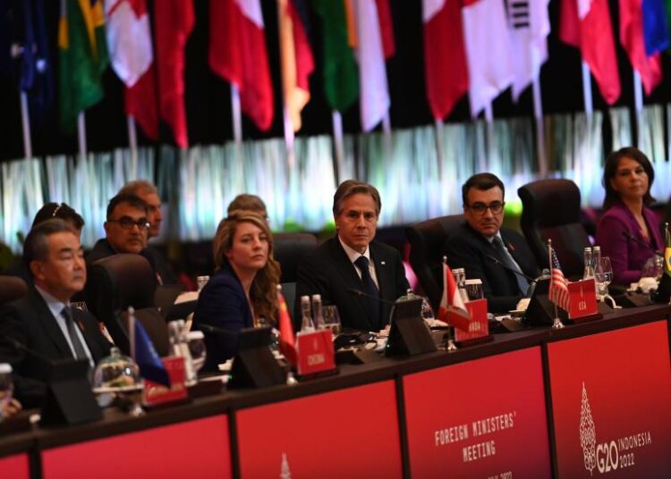 Menteri Luar Negeri Amerika Serikat Antony John Blinken (tengah) bersama Menteri Luar Negeri China Wang Yi (kiri), Menteri Luar Negeri Kanada Melanie Joly (kedua kiri), Menlu Brasil Carlos Alberto Franco (kedua kanan) dan Menlu Jerman Annalena Baerbock menghadiri pembukaan Pertemuan Menteri Luar Negeri G20 di Nusa Dua, Bali, Jumat (8/7/2022).