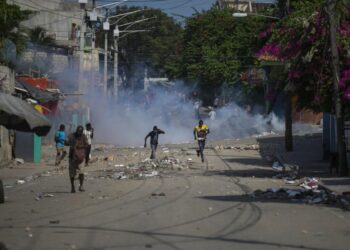 Para Pengunjuk Rasa Dibubarkan Oleh Gas Air Mata Yang Dilemparkan Oleh Polisi Saat Demonstrasi Menuntut Pengunduran Diri Perdana Menteri Ariel Henry Di Daerah Petion-Ville Port-Au-Prince, Haiti, Senin, 3 Oktober 2022.