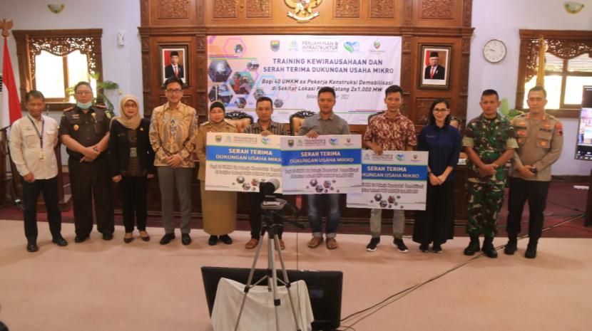 PT Penjaminan Infrastruktur Indonesia (Persero)/PT PII bersinergi dengan PT Bhimasena Power Indonesia (BPI) melalui program Corporate Social Responsibility (CSR) pada Selasa (25/10/2022), memberikan bantuan dukungan kewirausahaan bagi pelaku Usaha Mikro Kecil dan Menengah (UMKM)
