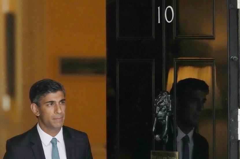 Perdana Menteri Inggris Rishi Sunak meninggalkan 10 Downing Street menuju House of Commons untuk Pertanyaan Perdana Menteri pertamanya di London, Rabu, 26 Oktober 2022. Sunak dipilih oleh partai Konservatif yang berkuasa untuk menggantikan Liz Truss yang mengundurkan diri.