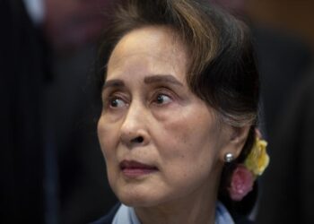 Pengadilan yang dikuasai pemerintah militer Myanmar memvonis pemimpin sipil Aung San Suu Kyi tiga tahun penjara atas dakwaan gratifikasi atau penyuapan.