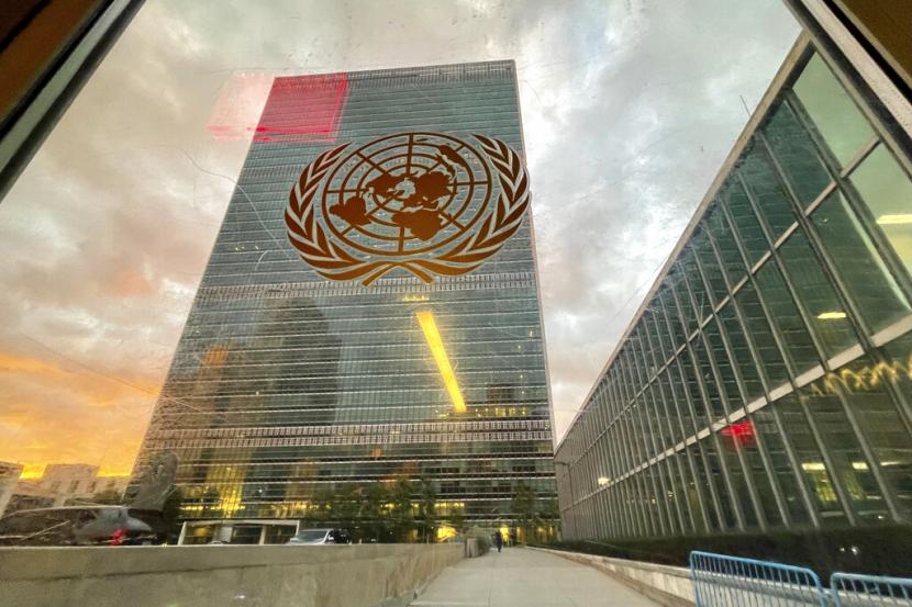 Gedung Markas Besar PBB terlihat dari dalam aula Majelis Umum, Selasa, 21 September 2021. Rusia membawa tuduhan tentang Ukraina yang sedang bersiap untuk menggunakan alat peledak yang dicampur dengan bahan radioaktif atau dirty bomb ke Dewan Keamanan Perserikatan Bangsa-Bangsa (DK PBB) pada Selasa (25/10).
