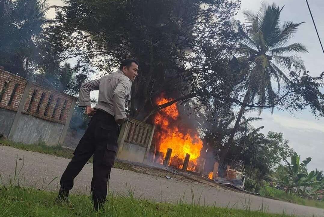 Kios milik Samsul Bahri, warga Desa Pulo Rayeuk itu terbakar pada jum'at (28/10/2022) sekitar pukul 16:10 WIB. FOTO/HAI/Azhari