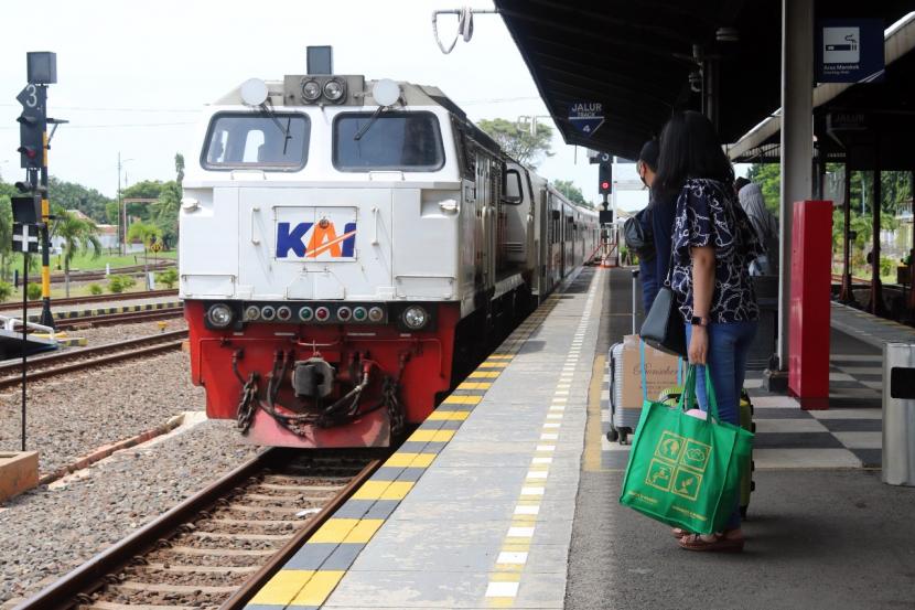 PT Kereta Api Indonesia (Persero) mencatat volume pelanggan KA pada semester I 2022 sebanyak 119,8 juta pelanggan. Adapun realisasi ini naik 42 persen dibanding semester I 2021 sebanyak 84,1 juta pelanggan.